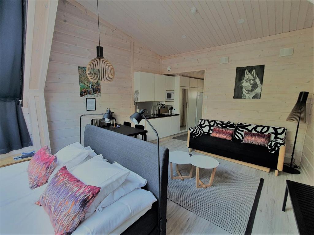 uma sala de estar com um sofá e uma cozinha em Pyhä Igloos em Pyhätunturi