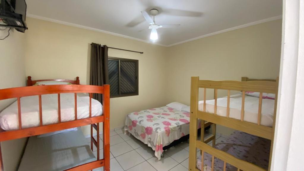 Apartamentos PraiaMar في إلها كومبريدا: غرفة نوم بسريرين بطابقين وسرير