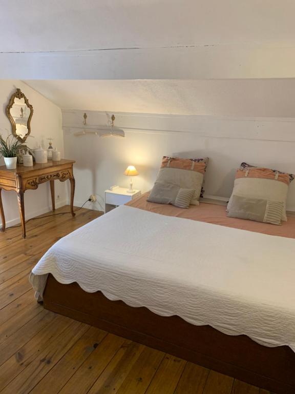 - une chambre avec un grand lit et une table dans l'établissement petite maison cosy avec exterieur, à Marseille