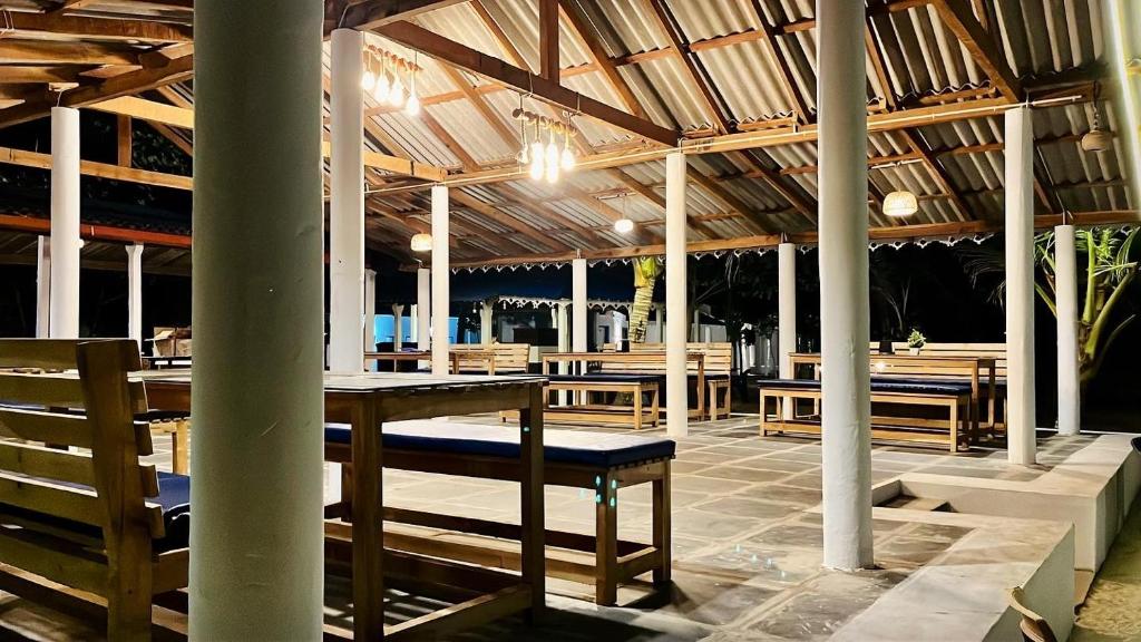 Restaurace v ubytování Vibes and Tides Beach Resort by Enlightened Vagabond