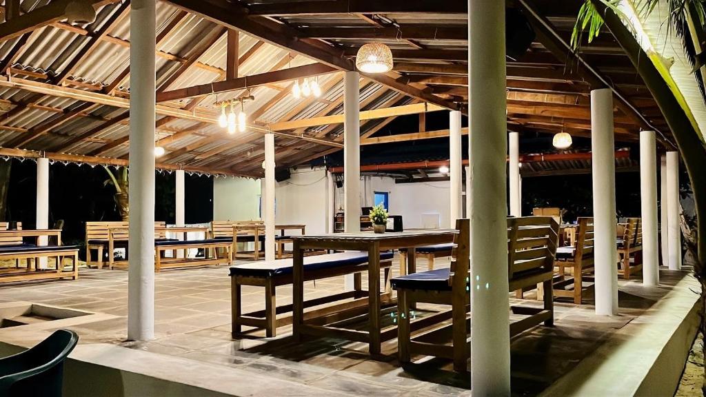 Restaurace v ubytování Vibes and Tides Beach Resort by Enlightened Vagabond