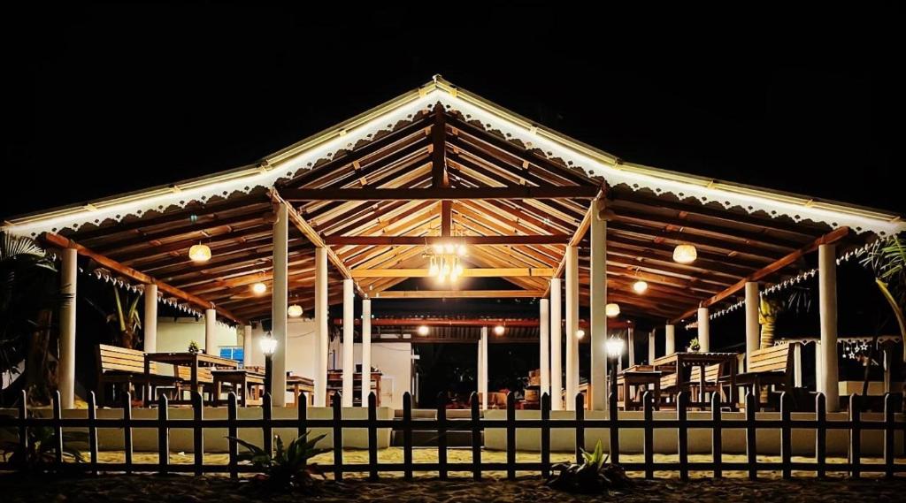 Restaurace v ubytování Vibes and Tides Beach Resort by Enlightened Vagabond
