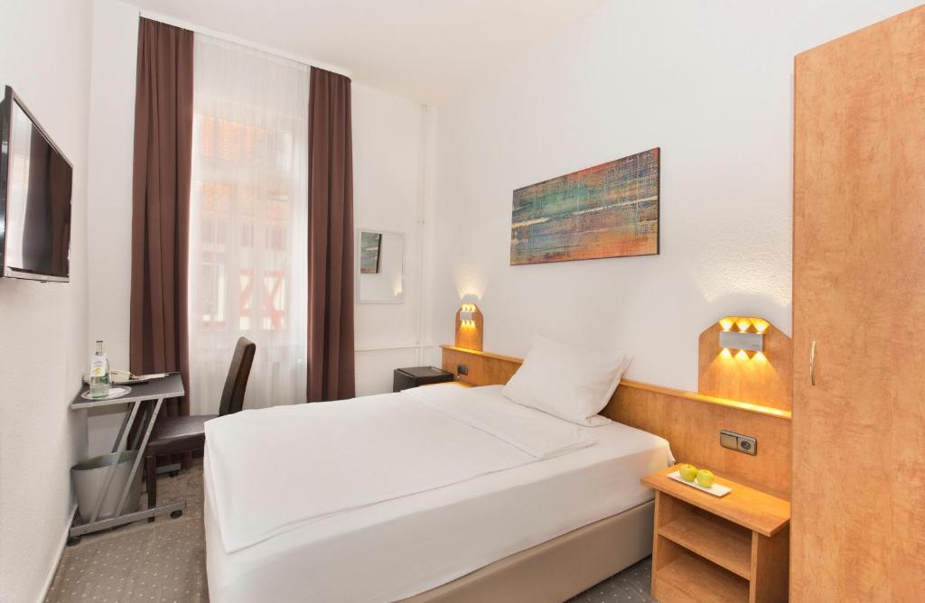 Postel nebo postele na pokoji v ubytování Hotel Goldenes Lamm