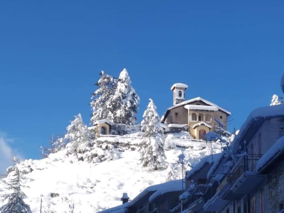 una casa en la cima de una montaña cubierta de nieve en Mini House Tagliacozzo, en Tagliacozzo