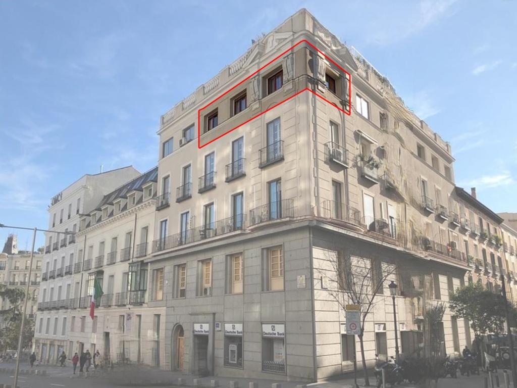 een groot wit gebouw op de hoek van een straat bij Luxury Madrid Centro in Madrid