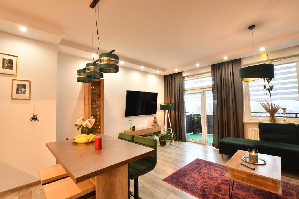 Televízia a/alebo spoločenská miestnosť v ubytovaní Green Penthouse