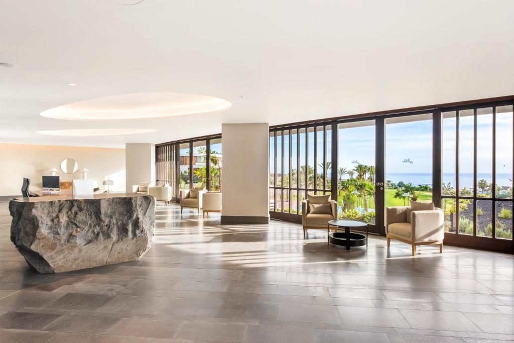 Posezení v ubytování Los Jardines de Abama Suites