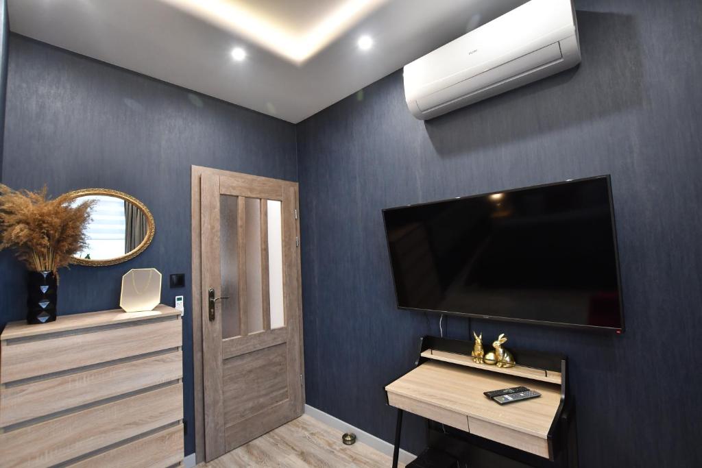 Televízia a/alebo spoločenská miestnosť v ubytovaní Green Penthouse