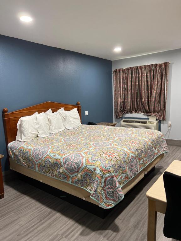 Ένα ή περισσότερα κρεβάτια σε δωμάτιο στο Budget Inn