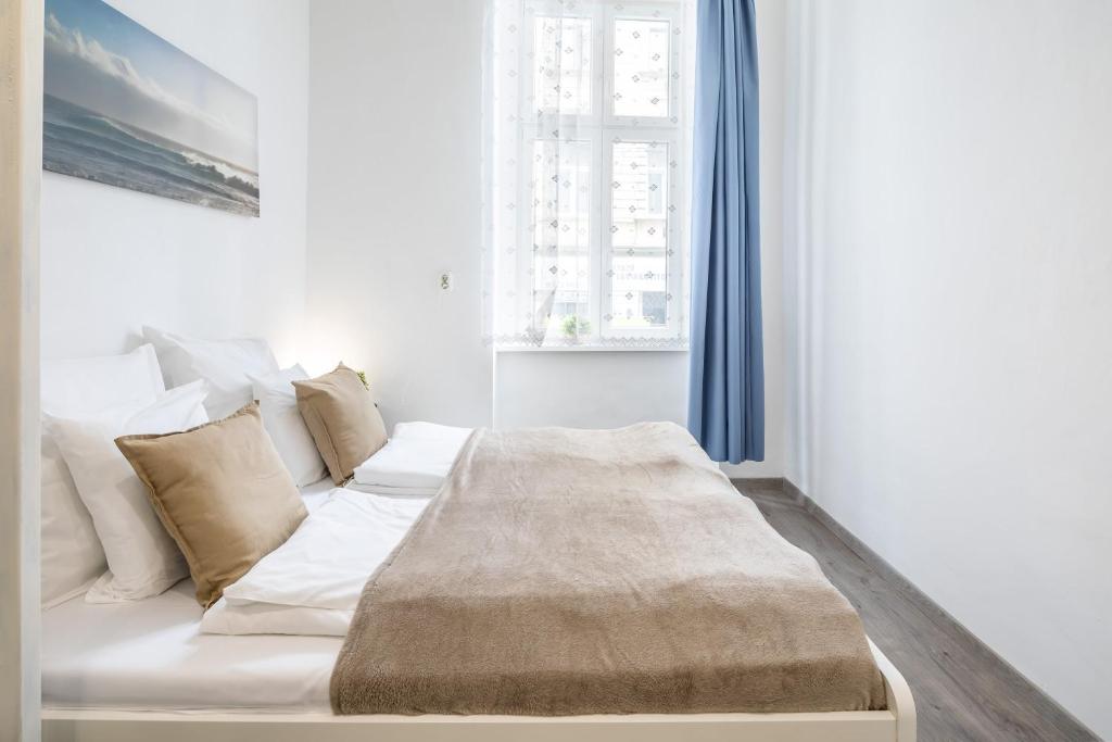 Postel nebo postele na pokoji v ubytování Simple and Central A C Home