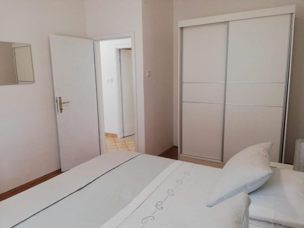 Postel nebo postele na pokoji v ubytování Apartments Podbarje