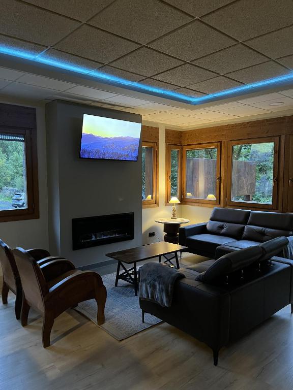 Televízia a/alebo spoločenská miestnosť v ubytovaní Hotel Els Encantats