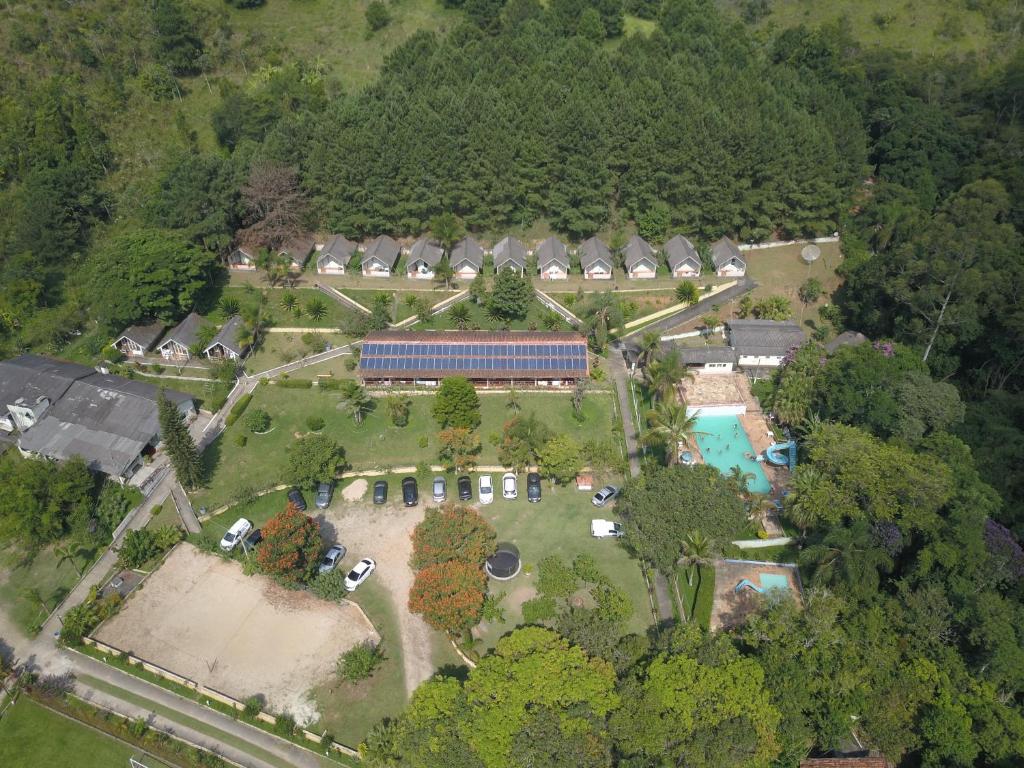 雅卡雷伊的住宿－Hotel Fazenda Aldeia do Vale，享有带庭院的房屋的空中景致