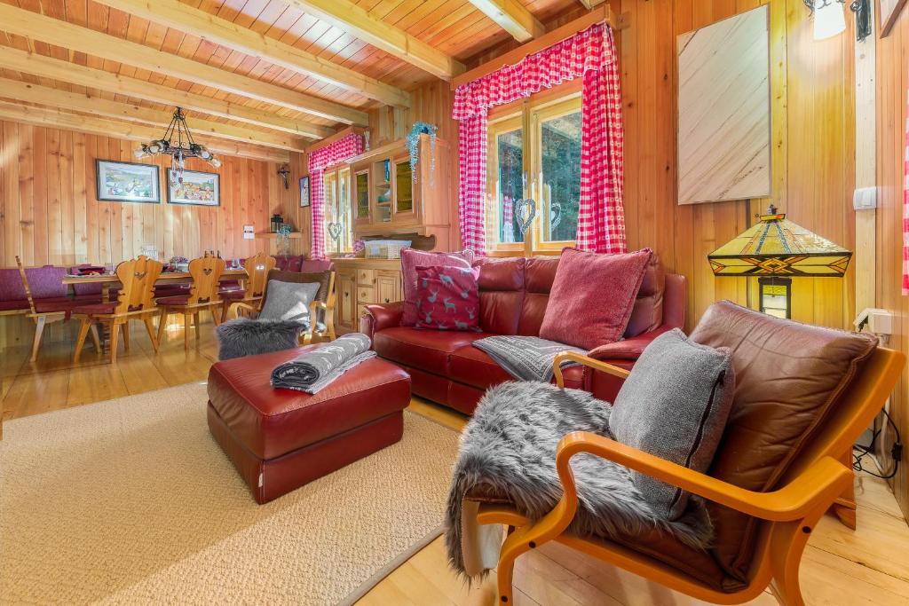ein Wohnzimmer mit einem Sofa und einem Tisch in der Unterkunft Chalet Trzinka - Triglav National Park in Goreljek