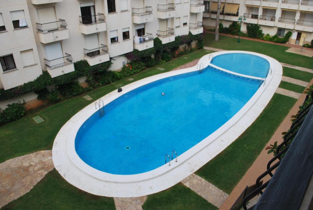 eine Draufsicht auf einen Swimmingpool in einem Apartmentkomplex in der Unterkunft Playamar 231 in Alcossebre