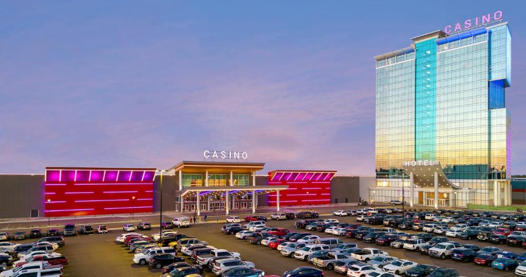 un estacionamiento con autos estacionados frente a un edificio en Southland Casino Hotel, en West Memphis