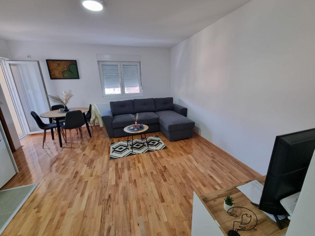 - un salon avec un canapé et une table dans l'établissement SP Apartmani FREE PARKING, à Vranje