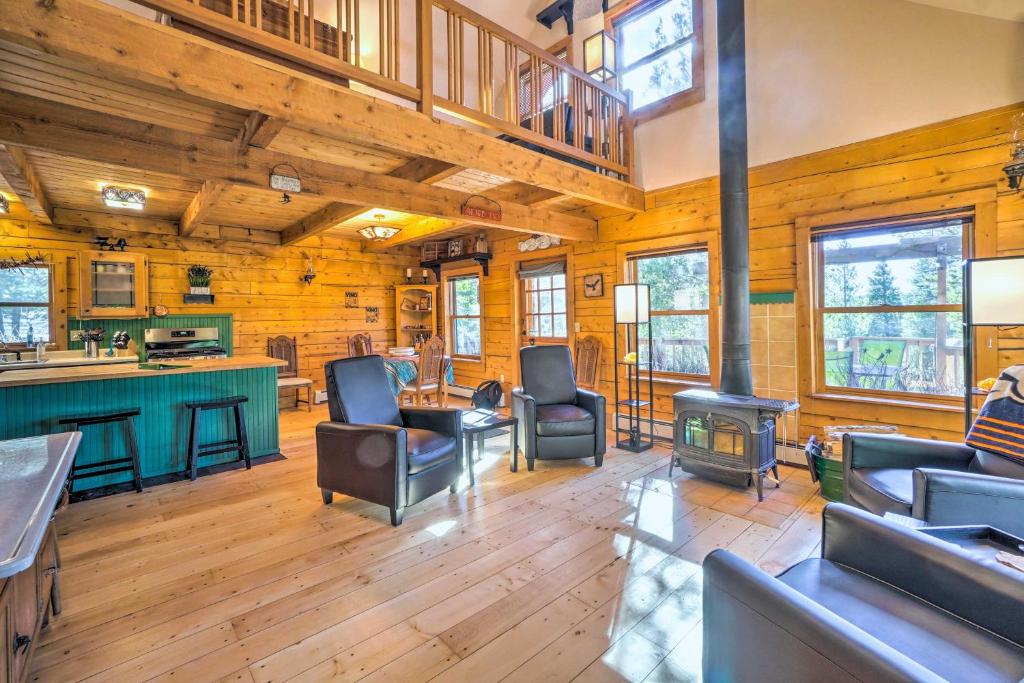 uma ampla sala de estar com paredes e pisos em madeira em Secluded Black Hawk Log Cabin with Fire Pit! em Black Hawk