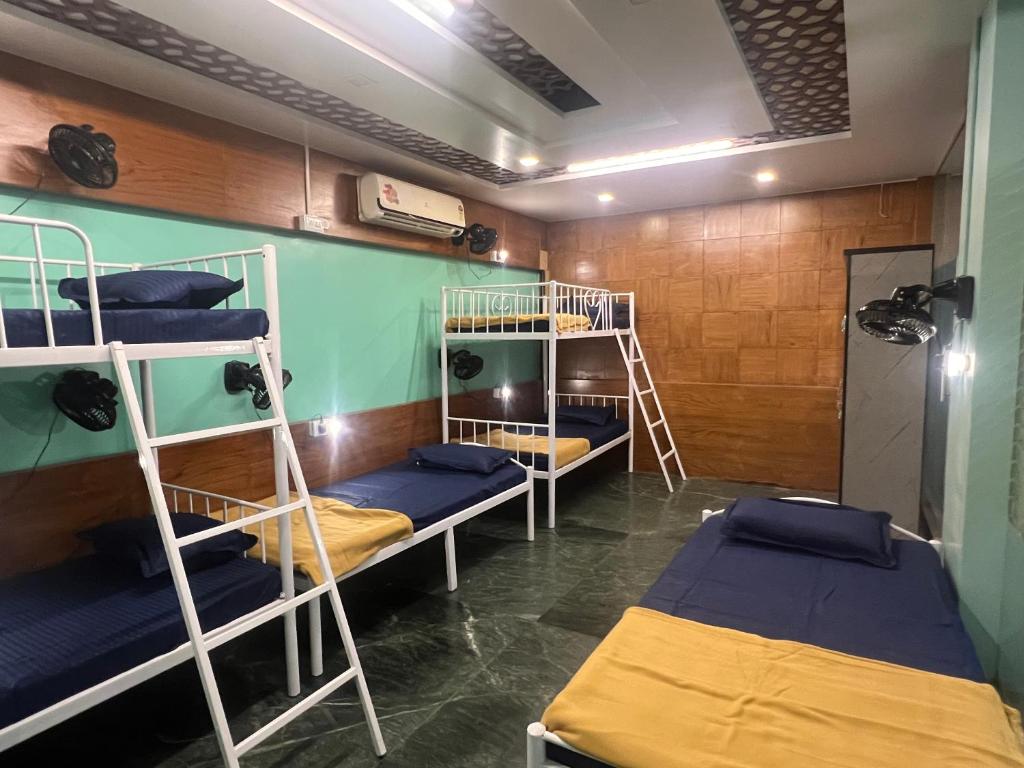 Palanda nebo palandy na pokoji v ubytování Backpackers hostel