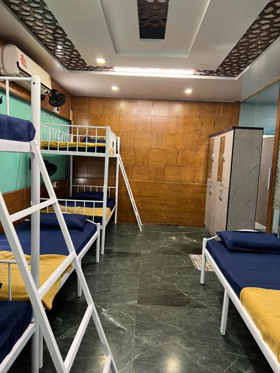 Palanda nebo palandy na pokoji v ubytování Backpackers hostel