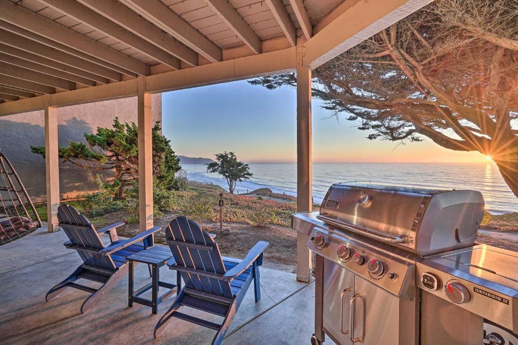 un patio con 2 sillas y una parrilla y el océano en Cliffside Pacifica Hideaway Unbeatable View!, en Pacífica