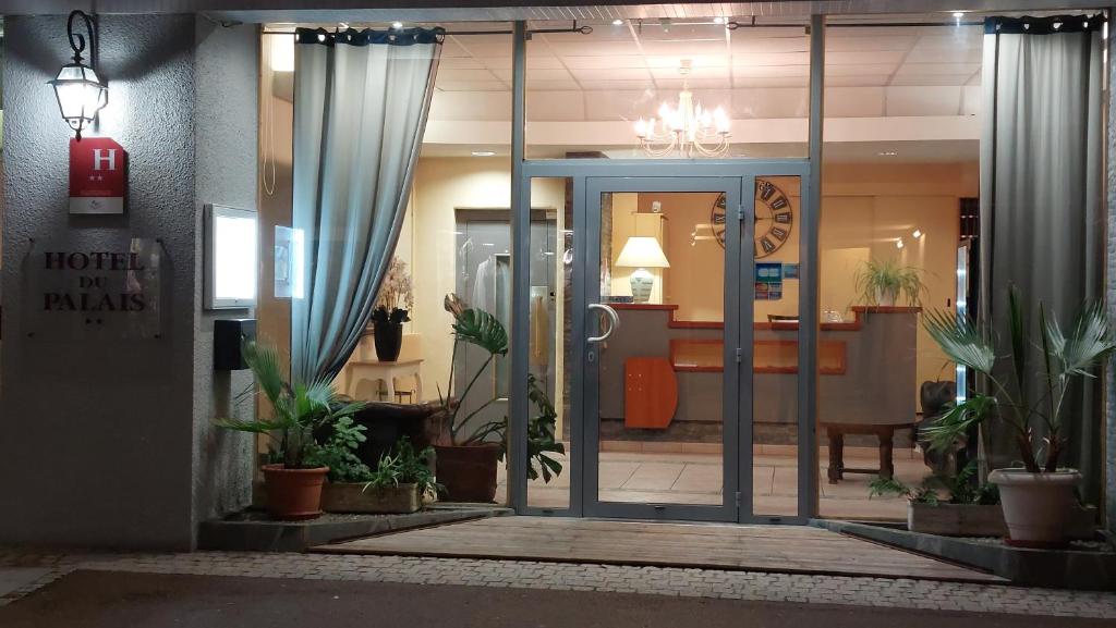 - une entrée à un hôtel avec des plantes en pot dans une chambre dans l'établissement Hôtel du Palais, à Évian-les-Bains