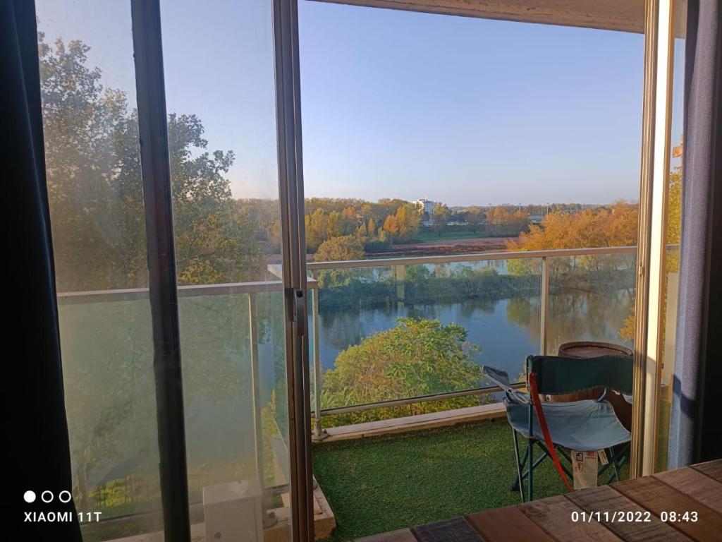 Cette chambre dispose d'un balcon offrant une vue sur le lac. dans l'établissement Petit cocon vue sur la Loire avec Place de Parking offerte, à Orléans