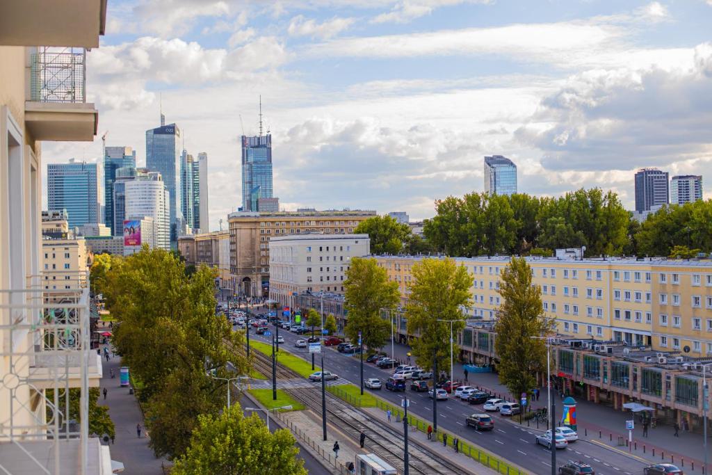 vistas a una calle de la ciudad con coches y edificios en Large flat. Great view. City Center. en Varsovia