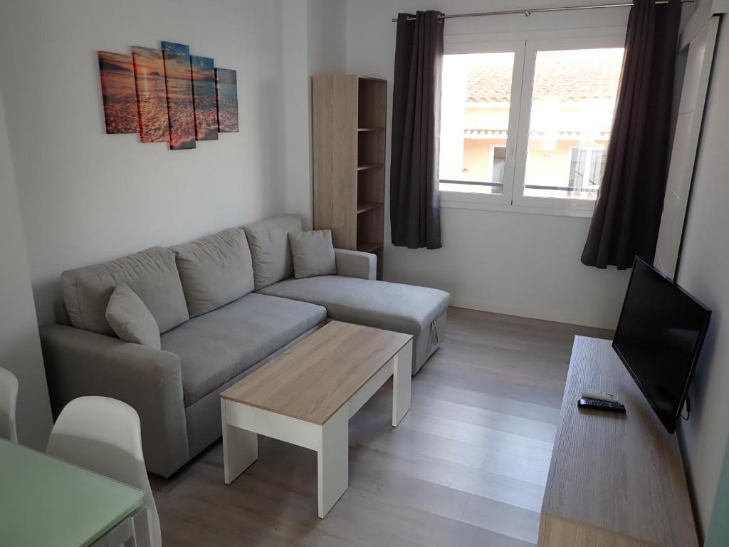 sala de estar con sofá y mesa de centro en Apartaments L´AMFORA, en Tossa de Mar