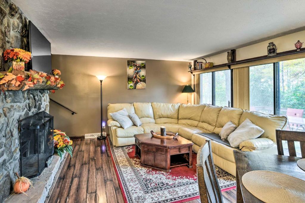 Farmington AFrame with Lake Access and Fire Pit!, Farmington (updated