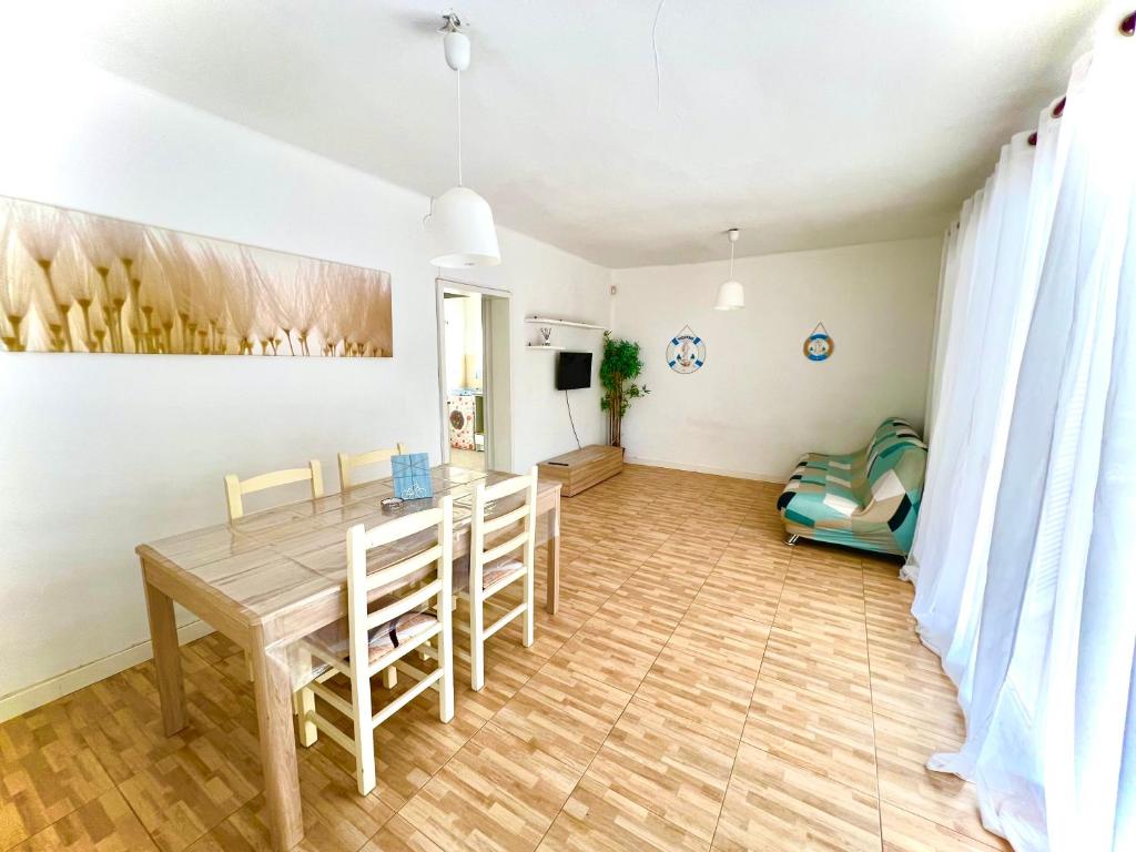 TV a/nebo společenská místnost v ubytování Apartamento grande para jóvenes 1 en Carlos Büigas