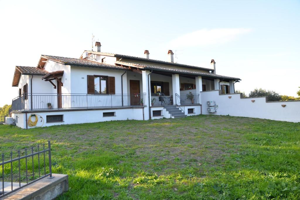 ein Haus auf einem Hügel mit einem Grasfeld in der Unterkunft alloggio le due querce in Acquapendente