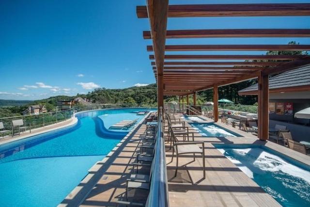 una piscina con tumbonas y una piscina en Golden Gramado Lagueto Resort en Gramado