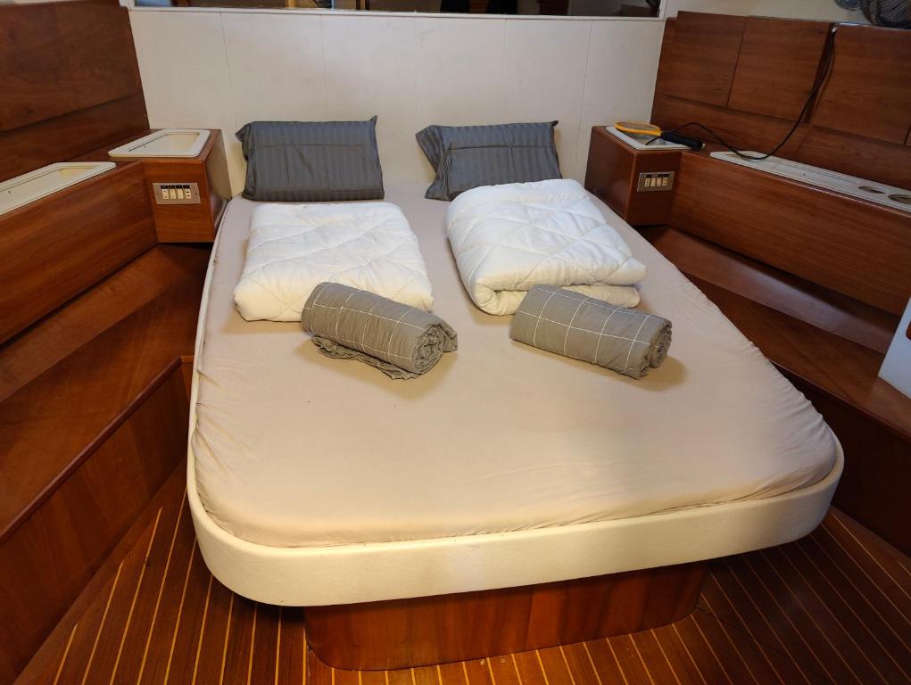 een bed in het midden van een boot bij Voyager in Barcelona