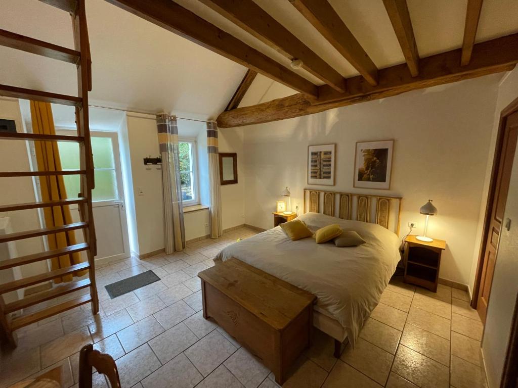 une chambre avec un grand lit dans une pièce dans l'établissement LE GOLURET Chambres & Table d'hôtes - Espace Bien Être, à Couvignon