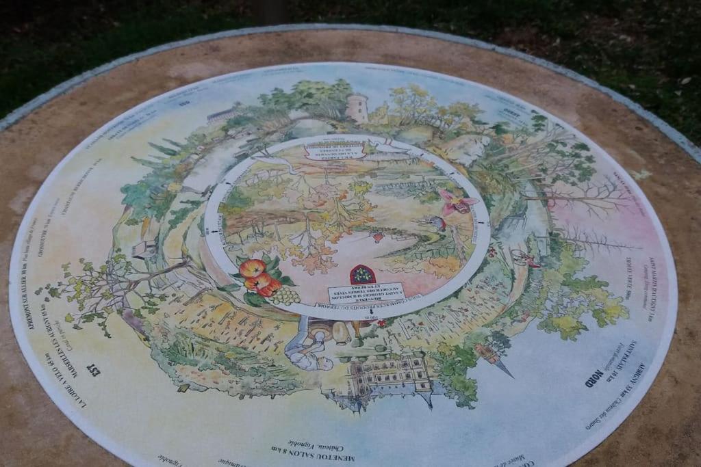 a plate with a map of the world on it at meublé entier indépendant en contigu de ma maison in Saint-Georges-sur-Moulon