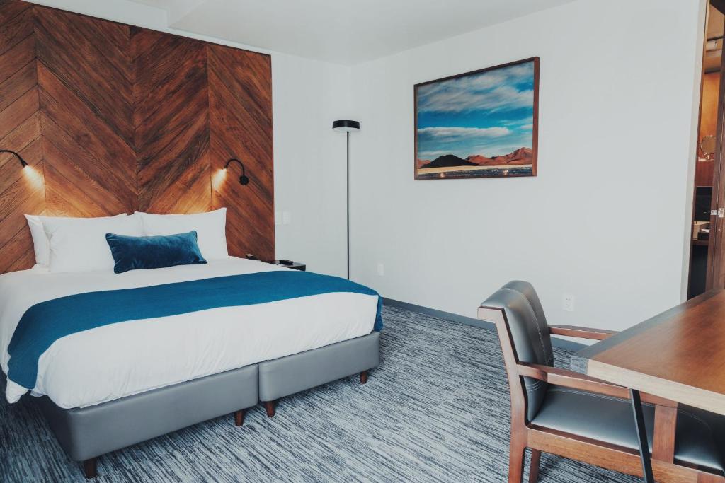سرير أو أسرّة في غرفة في Atix Hotel