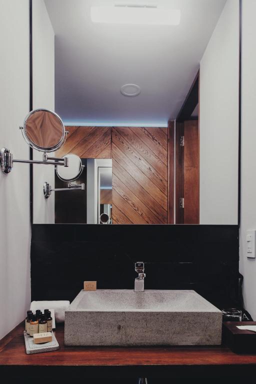حمام في Atix Hotel