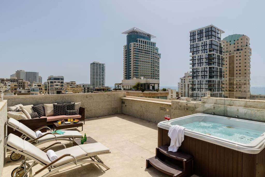 bañera de hidromasaje en la azotea de un edificio en Into the Jacuzzi by HolyGuest, en Tel Aviv