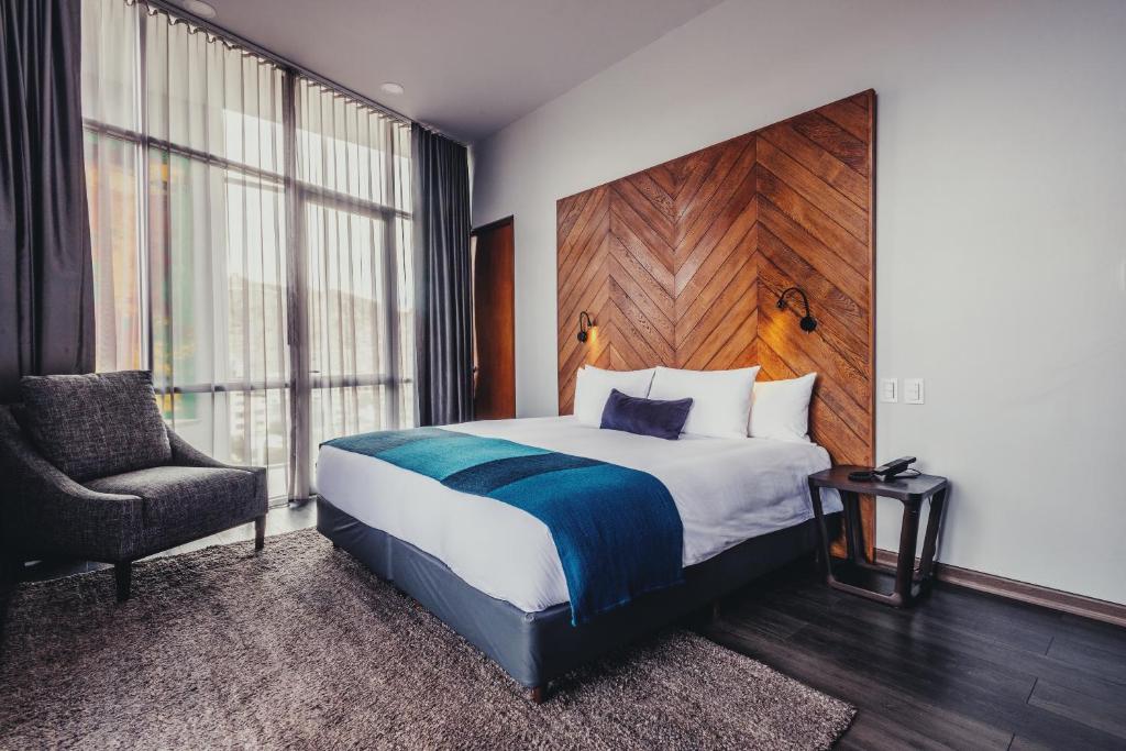سرير أو أسرّة في غرفة في Atix Hotel
