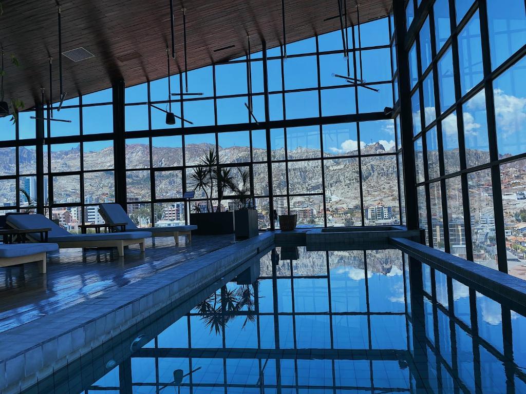المسبح في Atix Hotel أو بالجوار