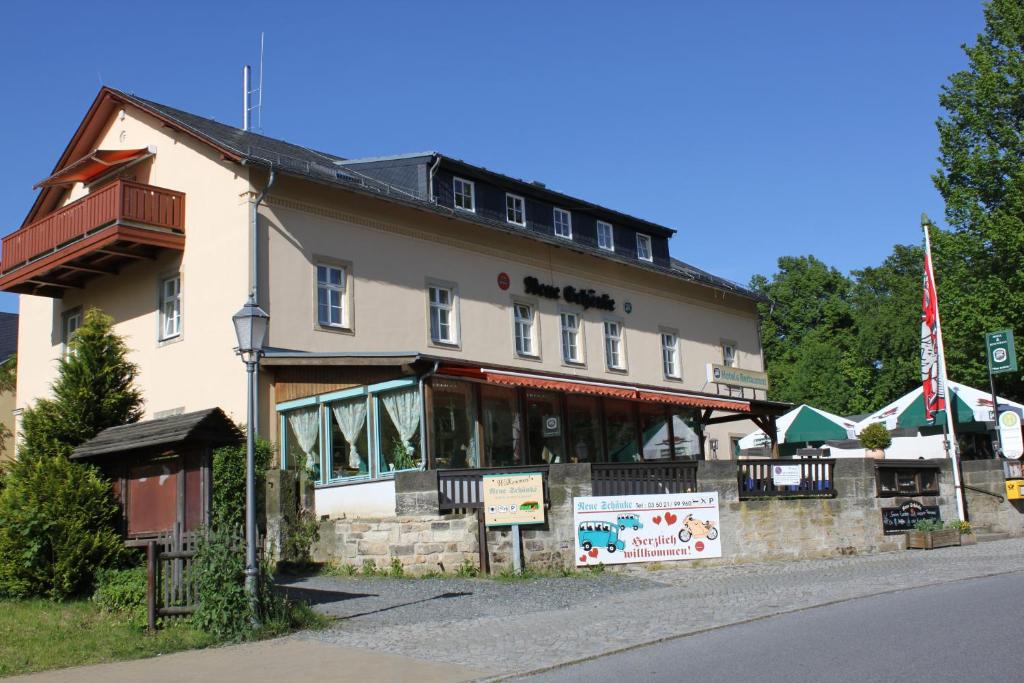 ein großes Gebäude an der Straßenseite in der Unterkunft Hotel Garni Neue Schänke in Königstein an der Elbe