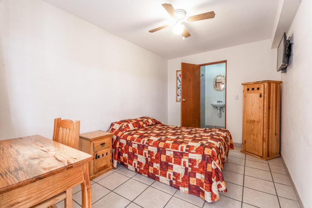 Postel nebo postele na pokoji v ubytování Cinco de Mayo Hotel