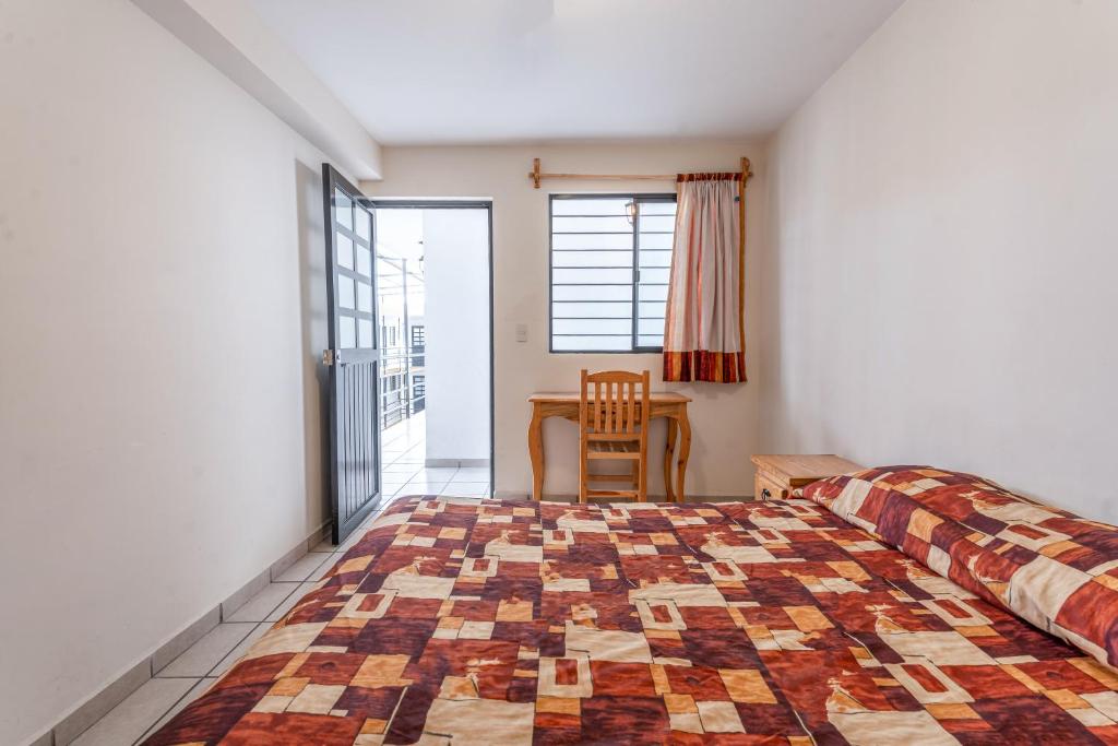 Postel nebo postele na pokoji v ubytování Cinco de Mayo Hotel