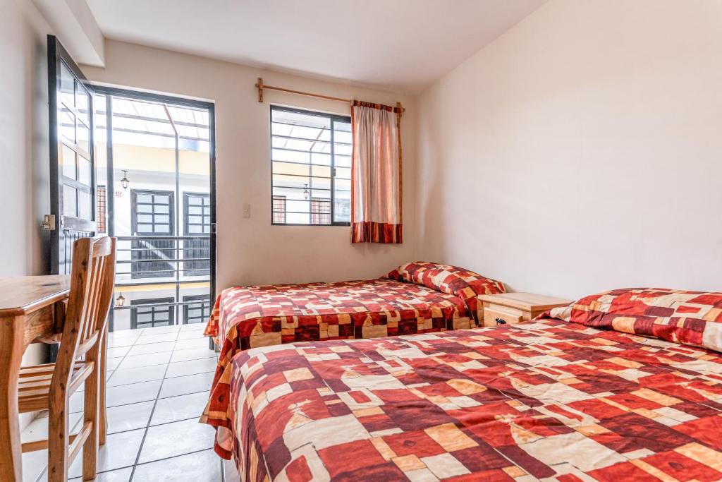 Postel nebo postele na pokoji v ubytování Cinco de Mayo Hotel