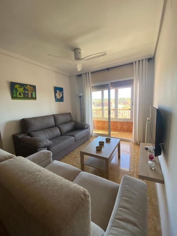 ein Wohnzimmer mit einem Sofa und einem Tisch in der Unterkunft Delicia de Teruel VUTE-19-058 in Teruel
