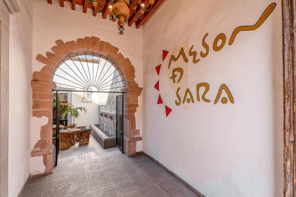 a hallway with a sign on the side of a building at Hotel Meson de Sara in Quer&eacute;taro