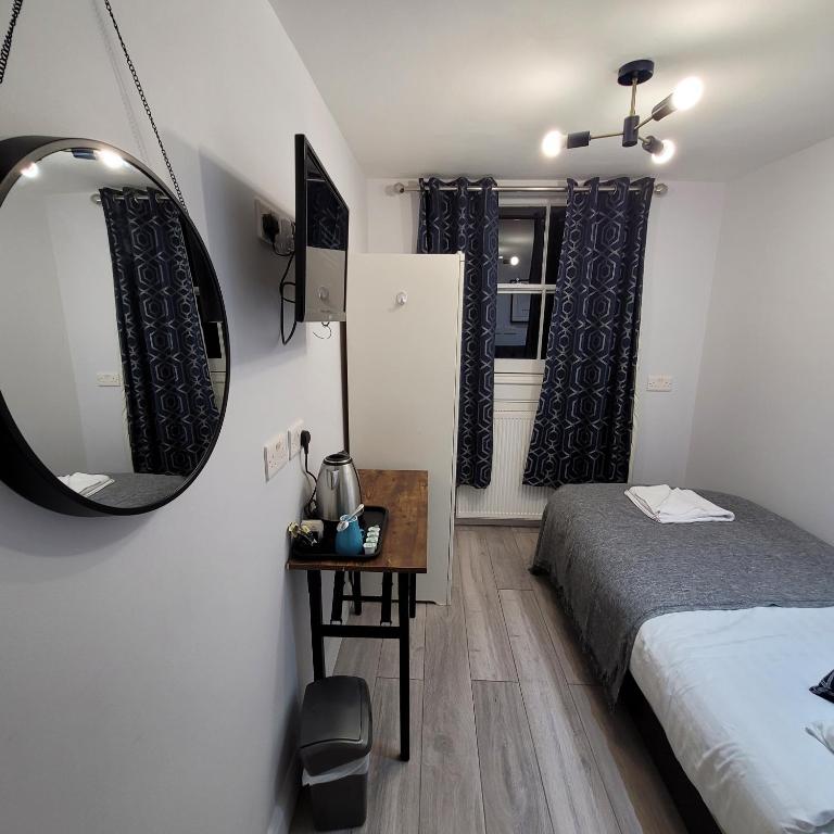 Postel nebo postele na pokoji v ubytování Argyle Square Hotel