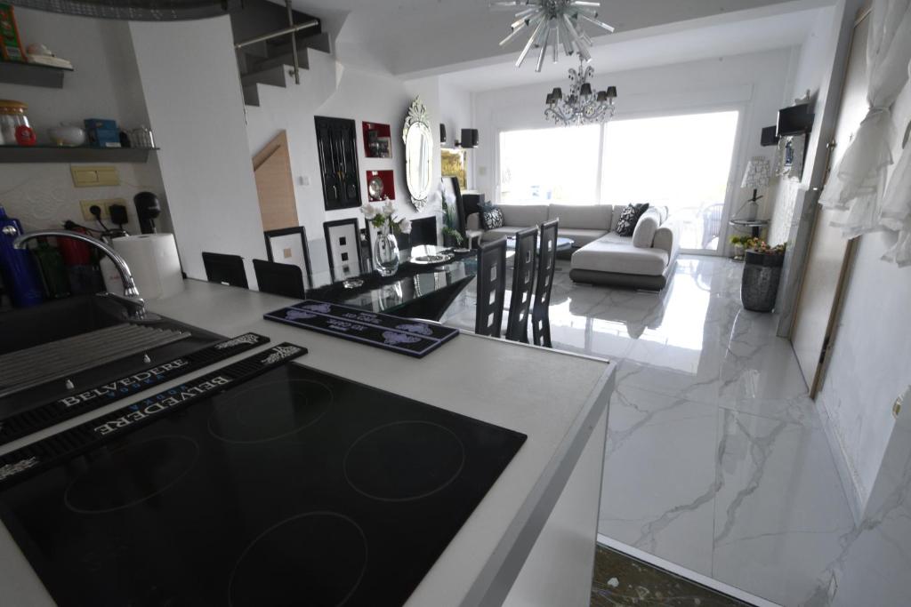 Kuchyňa alebo kuchynka v ubytovaní Villa Panorama, now a Smart Home