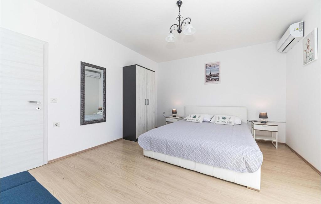 Posteľ alebo postele v izbe v ubytovaní 3 Bedroom Awesome Home In Poljica